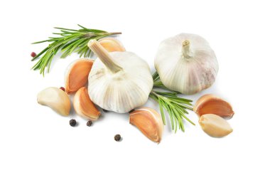 Beyaz arka planda baharatlı taze sarımsak.