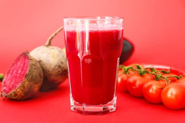 Renkli bir bardak taze sebze suyu.