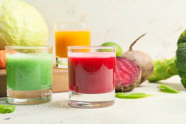 Masada bir bardak taze sebze suyu.