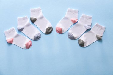 Renkli arka planda farklı pamuk çoraplar