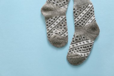 Arka planda örülmüş çoraplar