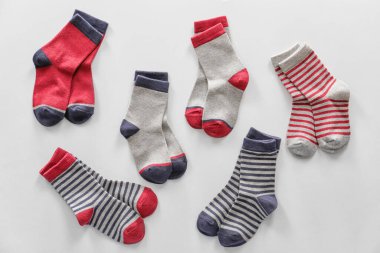 Beyaz arka planda farklı pamuk çoraplar