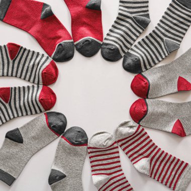 Beyaz arka planda farklı pamuk çoraplar