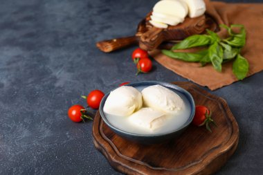 Koyu arkaplanda Mozzarella peyniri