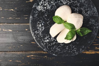 Koyu ahşap arka planda Mozzarella peyniri