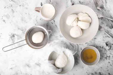 Beyaz arka planda yağlı taze mozzarella peyniri