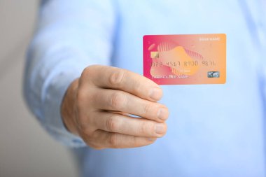 Kredi kartı olan adam, yakın plan.