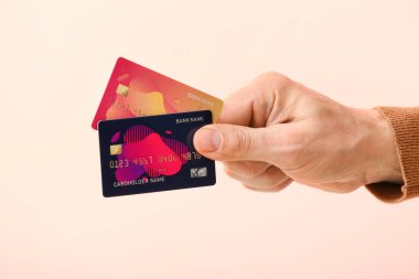 Hafif arkaplanda kredi kartları olan bir erkek.