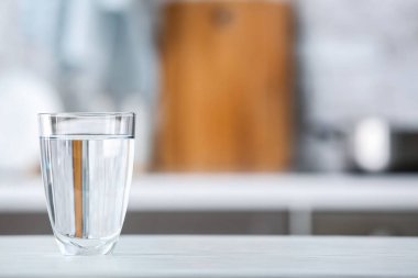 Mutfaktaki masada bir bardak taze soğuk su.