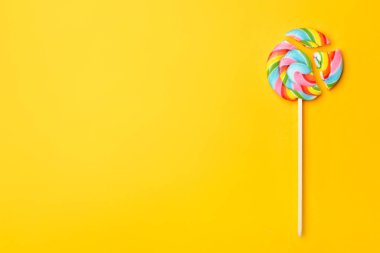 Renkli arka planda ezilmiş lolipop