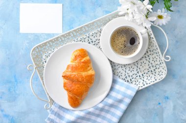 Renkli arka planda lezzetli kahvaltı