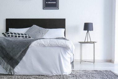 Güzel, modern bir yatak odası.