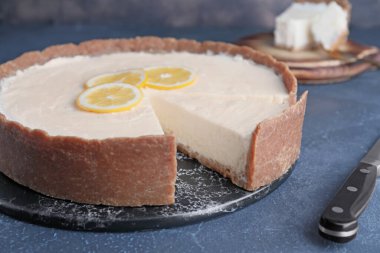 Tatlı lezzetli cheesecake masada.