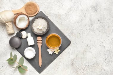 Açık arkaplanda spa öğeleri ve bal ile kompozisyon