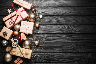 Noel için güzel hediyeler, koyu ahşap arka planda süslemeler.