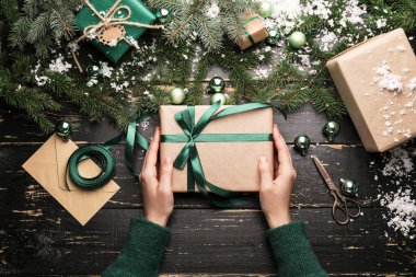 Masada güzel bir Noel hediyesi olan bir kadın