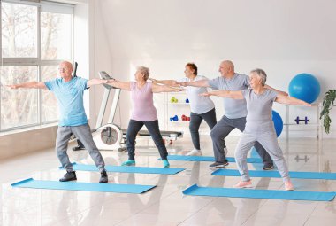 Spor salonunda egzersiz yapan yaşlılar