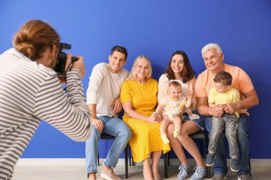 Stüdyoda ailesiyle çalışan bir fotoğrafçı.