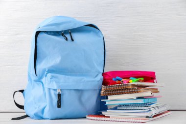 Masada kırtasiye malzemesi olan okul çantası.