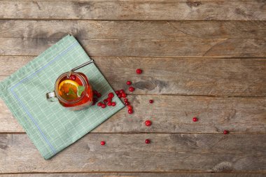 Ahşap masada bir kavanoz soğuk çay.