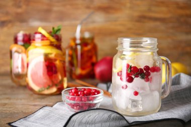 Masada buz küpleri, kızılcık ve limon olan Mason kavanozu.