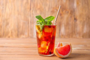 Tahta masada bir bardak soğuk çay.