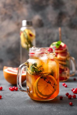 Mason kavanozu koyu arkaplanda soğuk çay