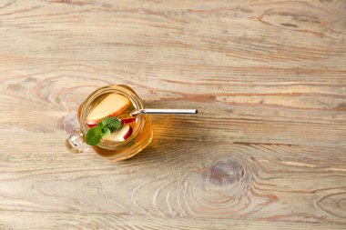 Ahşap masada bir kavanoz soğuk çay.