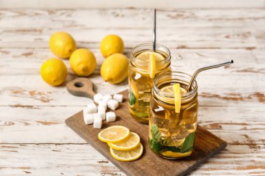 Ahşap masada Mason kavanozları dolusu soğuk çay.