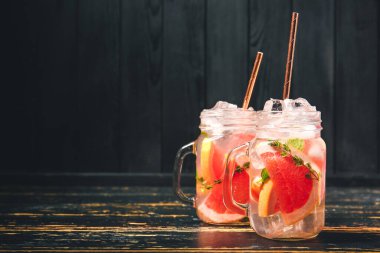 Mason kavanozları koyu ahşap masada soğuk çay