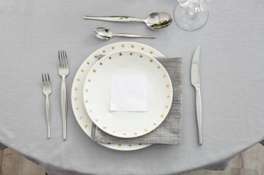 Restoranda güzel bir masa.