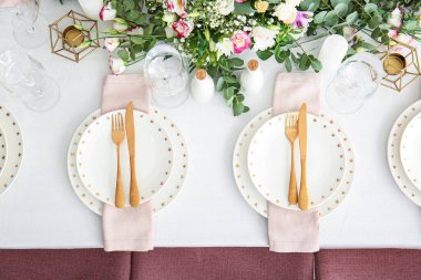 Restorandaki düğün kutlaması için güzel bir masa.