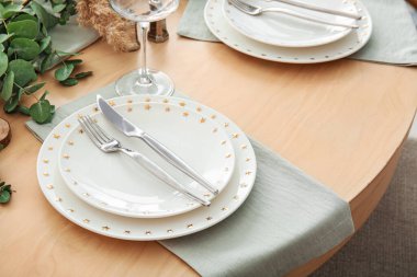 Restorandaki düğün kutlaması için güzel bir masa.