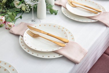 Restorandaki düğün kutlaması için güzel bir masa.