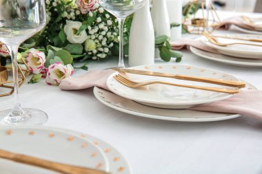 Restorandaki düğün kutlaması için güzel bir masa.