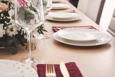 Restorandaki düğün kutlaması için güzel bir masa.