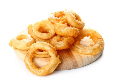 Beyaz arka planda kızarmış soğan halkaları.