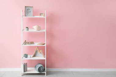 Modern raf ünitesi yakın renk duvar