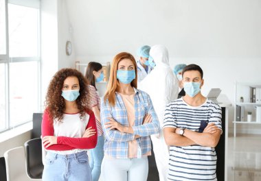 Klinikteki koruyucu maskeli hastalar. Salgın kavramı