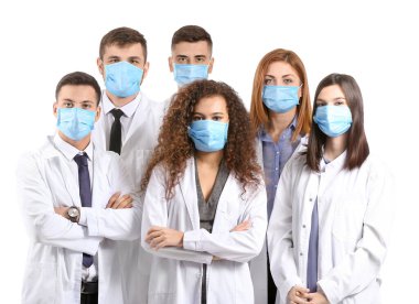 Beyaz arka planda koruyucu maskeli bir grup doktor. Salgın kavramı