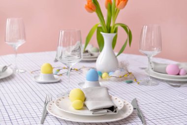 Paskalya kutlaması için güzel bir masa.