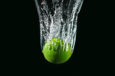 Koyu arkaplana karşı suya kireç düşmesi