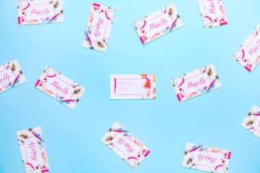 Renkli arka planda makyaj sanatçısının birçok kartviziti