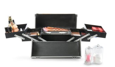 Beyaz arka planda profesyonel makyaj sanatçısı vakası