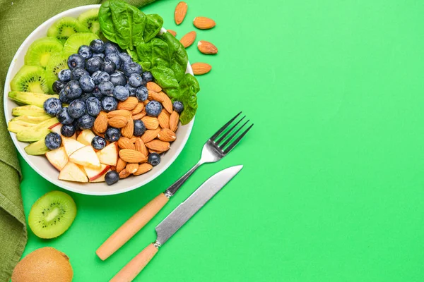 Kom Met Lekkere Salade Kleur Achtergrond — Stockfoto