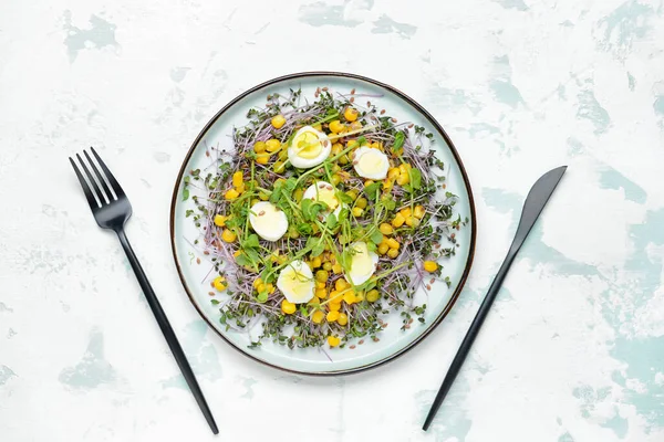 Plaat Met Lekkere Salade Witte Achtergrond — Stockfoto