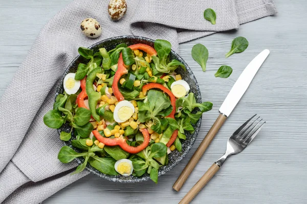 Tigela Com Salada Saborosa Mesa — Fotografia de Stock