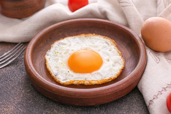 Bord Met Gebakken Donkere Achtergrond — Stockfoto