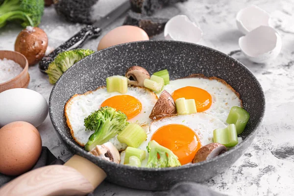 Сковородка Вареными Яйцами Овощами Столе — стоковое фото