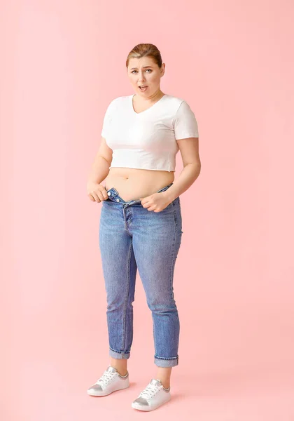 Übergewichtige Frau Auf Farbigem Hintergrund Konzept Zur Gewichtsreduktion — Stockfoto